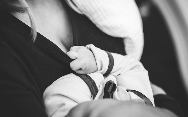 7 Useful Breastfeeding Tips for New Moms (and Dads)